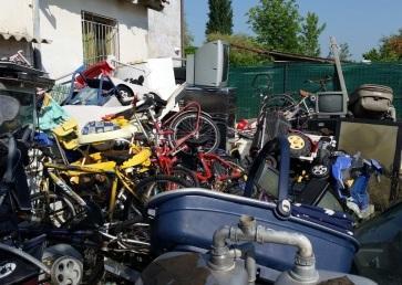 Carabinieri scoprono discarica abusiva, operaio nei guai