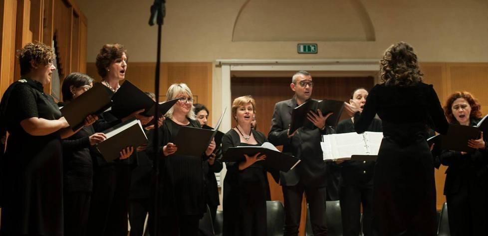 Il coro celebra il patrono San Bernardino