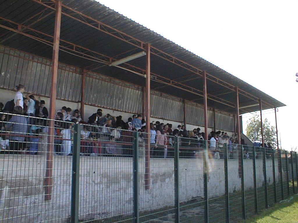 La tribuna del campo sportivo Tettora di Cascina (foto d'archivio)