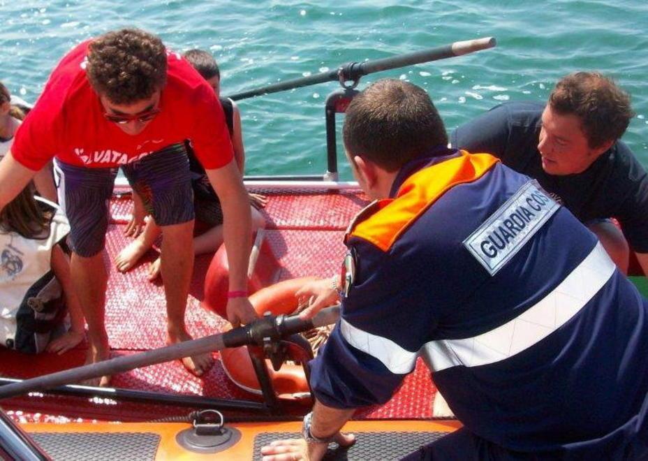 Un intervento di salvataggio della Capitaneria assieme a un bagnino