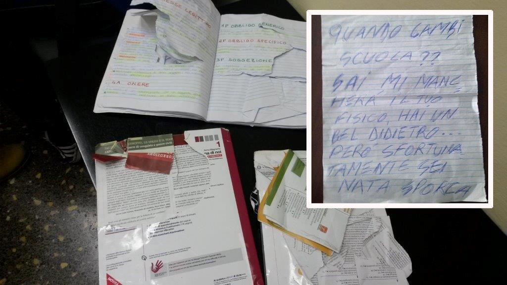 Il quaderno e due libri strappati e, nel riquadro, una delle lettere recapitate alla studentessa