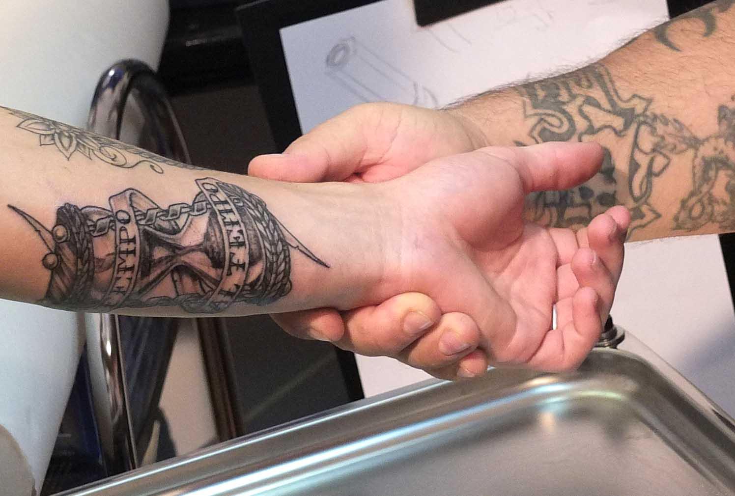Tatuaggi senza pagare le tasse, interviene la Finanza