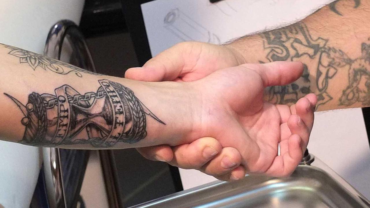 Tatuaggi senza pagare le tasse, interviene la Finanza