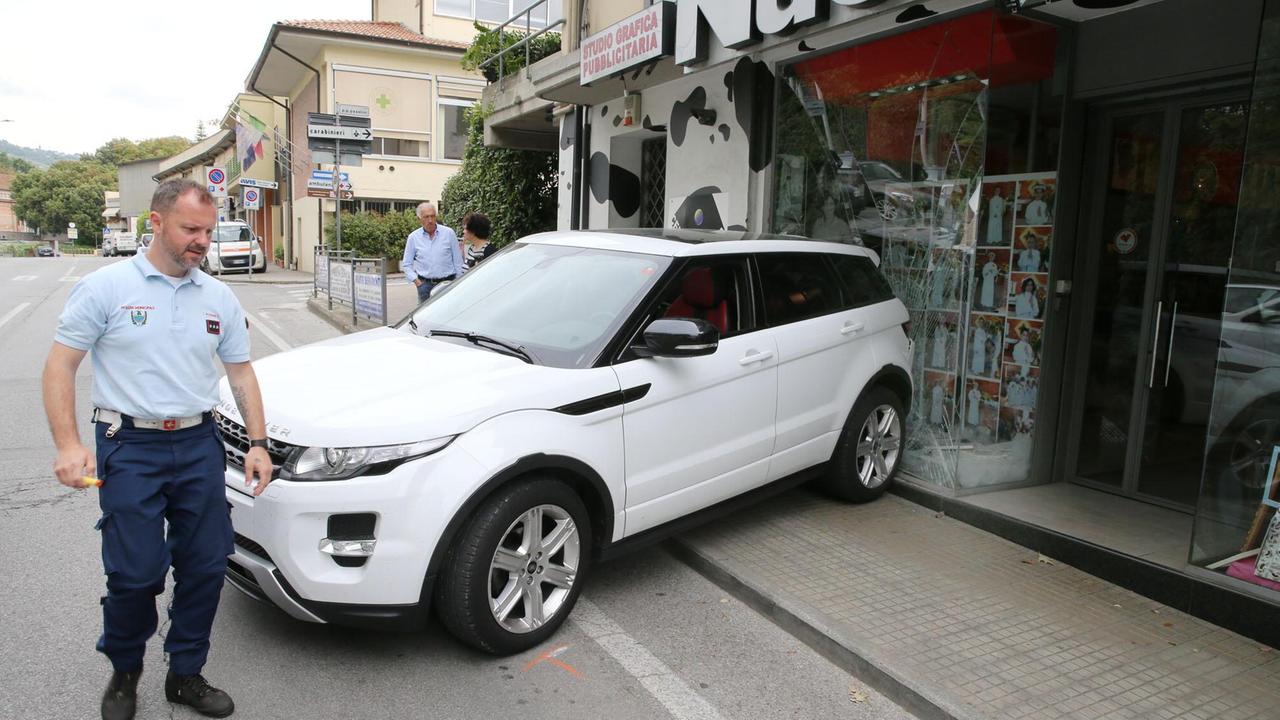 Range Rover senza autista sfonda vetrina di un negozio