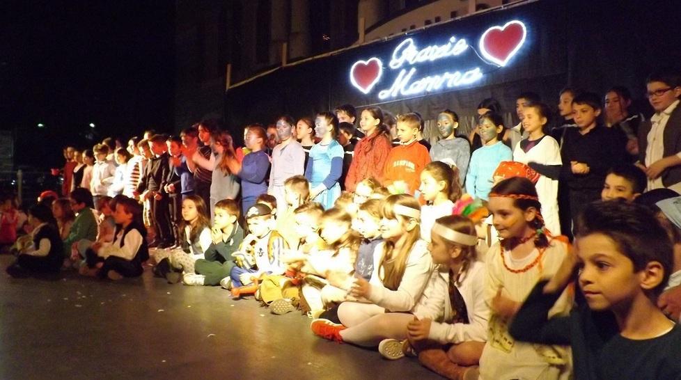 Lo show dei bimbi della scuola riempie la piazza del paese 