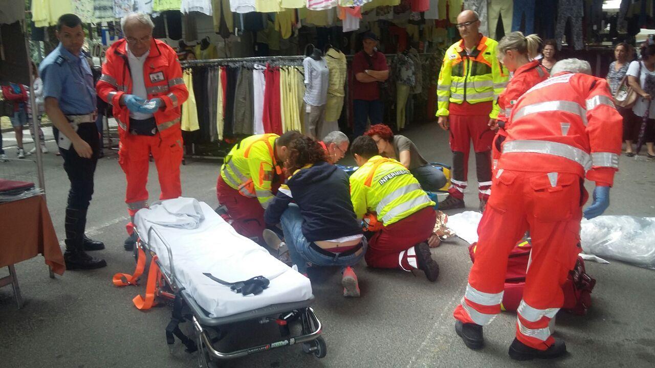 Cade in bicicletta al mercato, grave un anziano