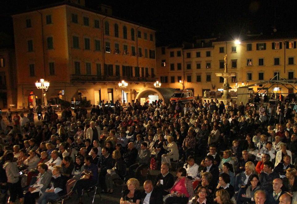 Platea gremita per uno spettacolo di Lirica in Piazza a Massa Marittima 