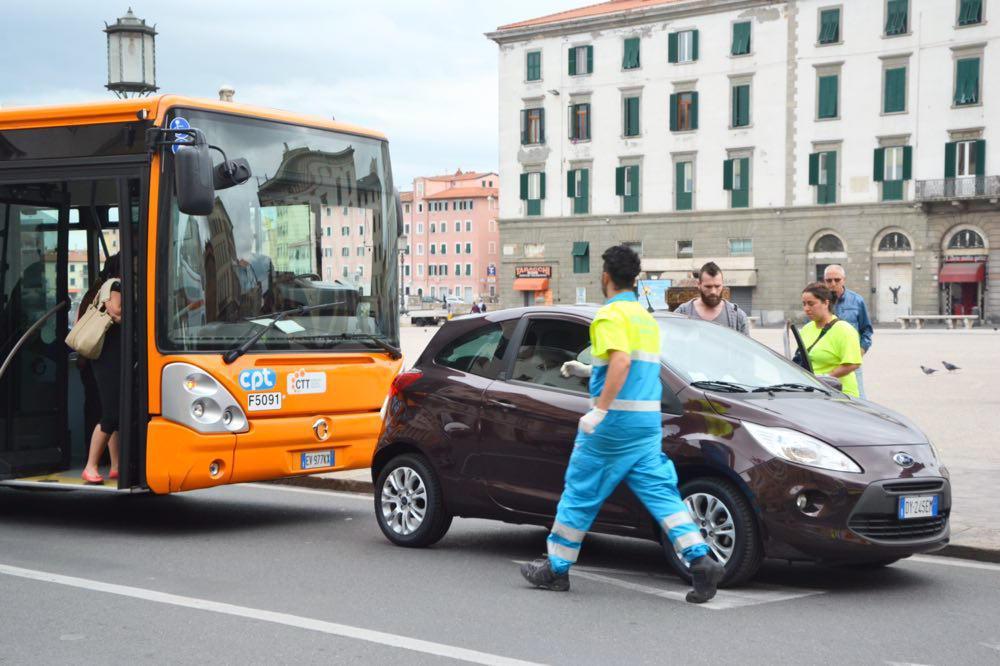 Il bus e la vettura coinvolte nel tamponamento