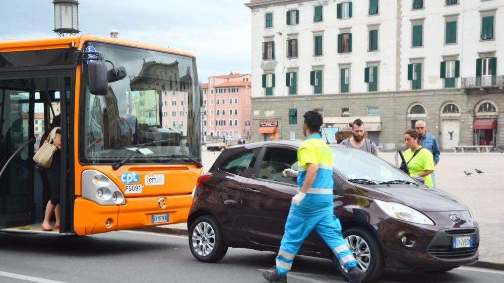 Il bus e la vettura coinvolte nel tamponamento