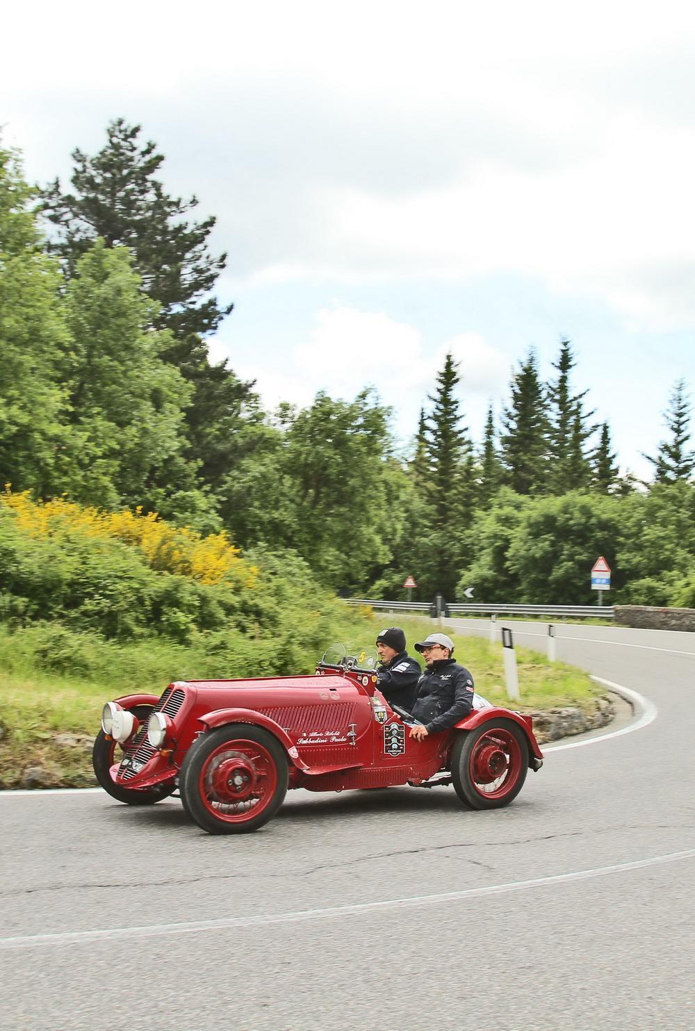 Auto d'epoca in passerella con la Coppa della Collina