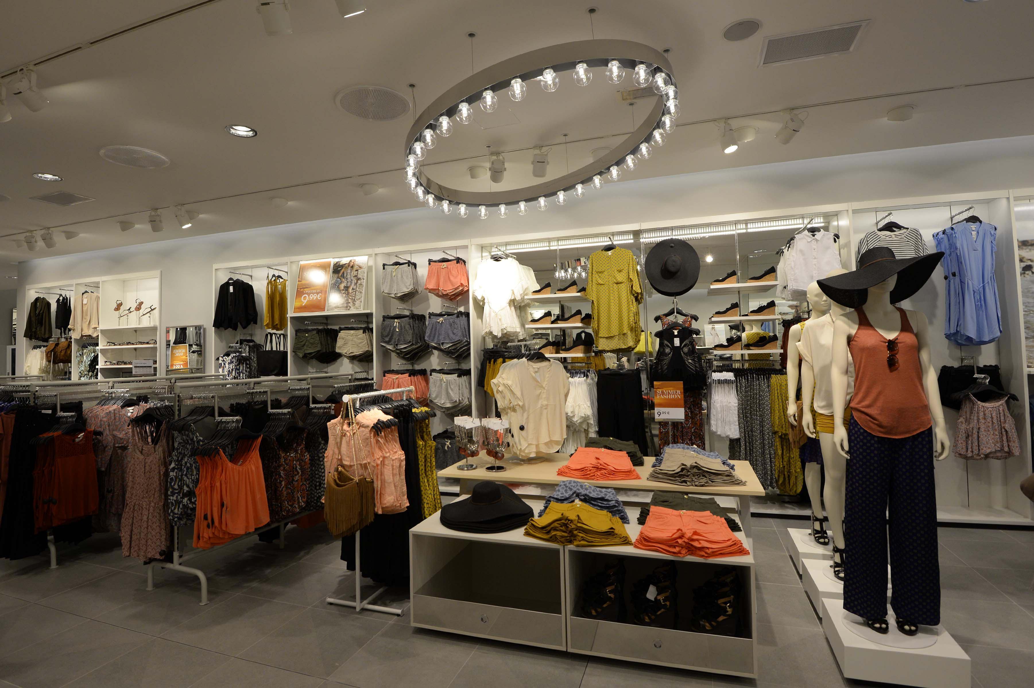 L'interno del negozio H&M in corso Carducci a Grosseto (foto Agenzia Bf)