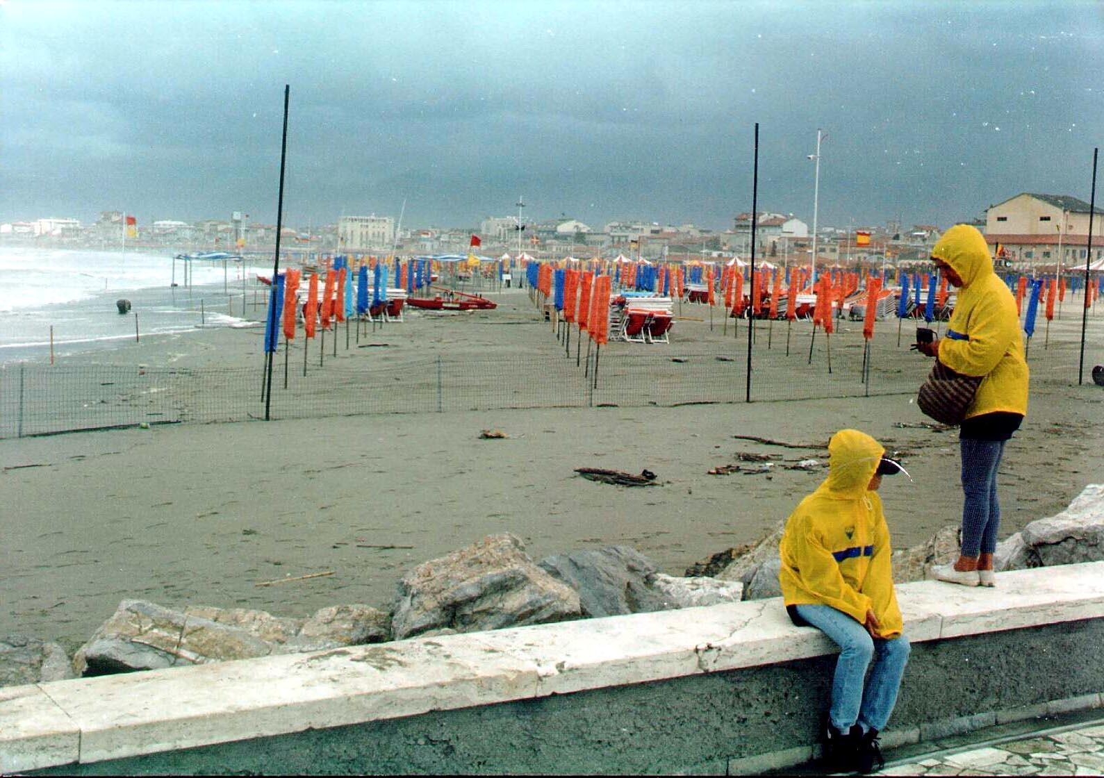 Una spiaggia della Versilia sotto la pioggia
