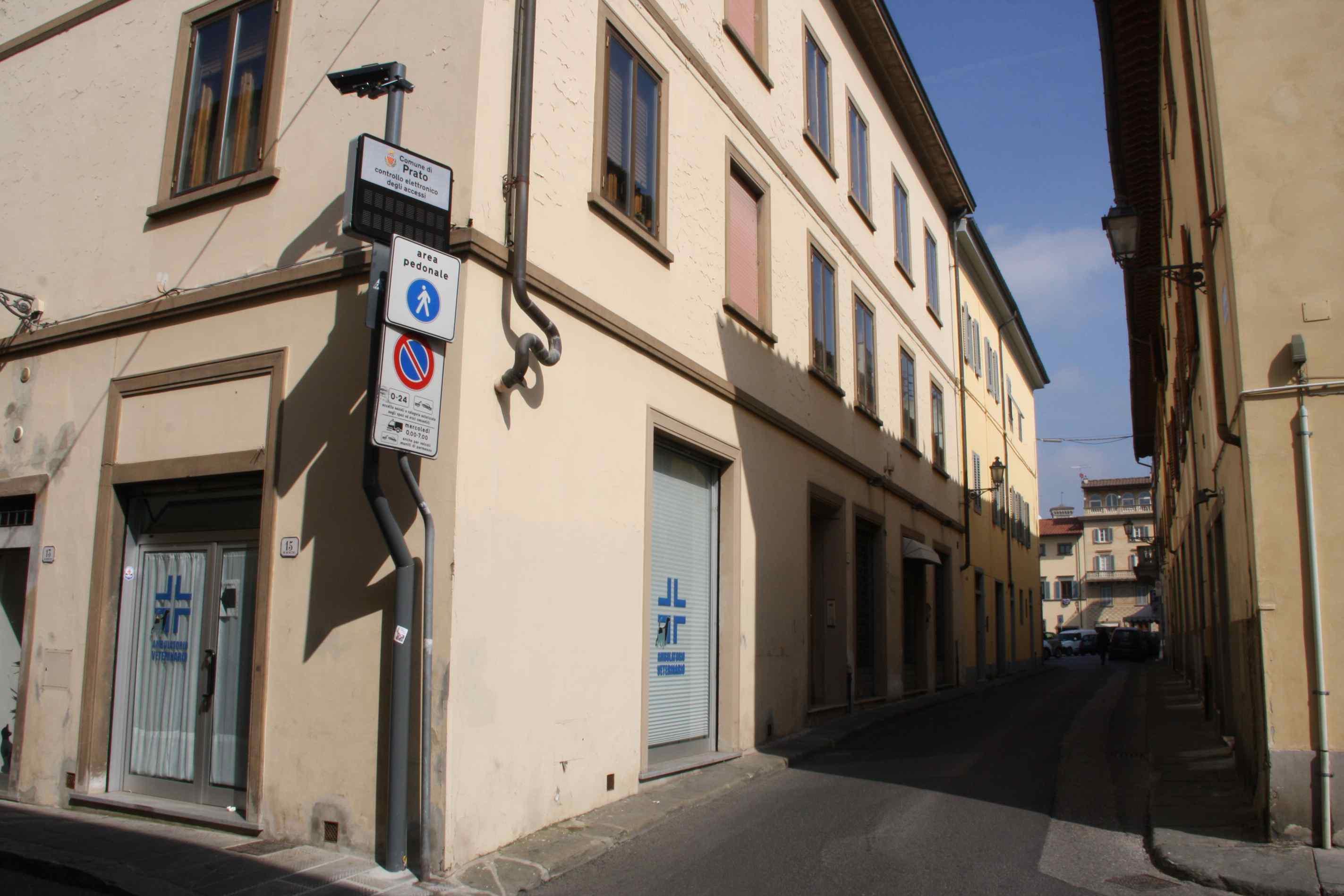 La telecamera in via San Jacopo (foto Batavia)