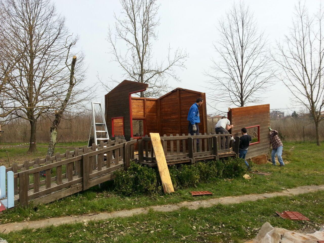 Bottegone, i genitori riparano la casetta di legno nel giardino della scuola materna