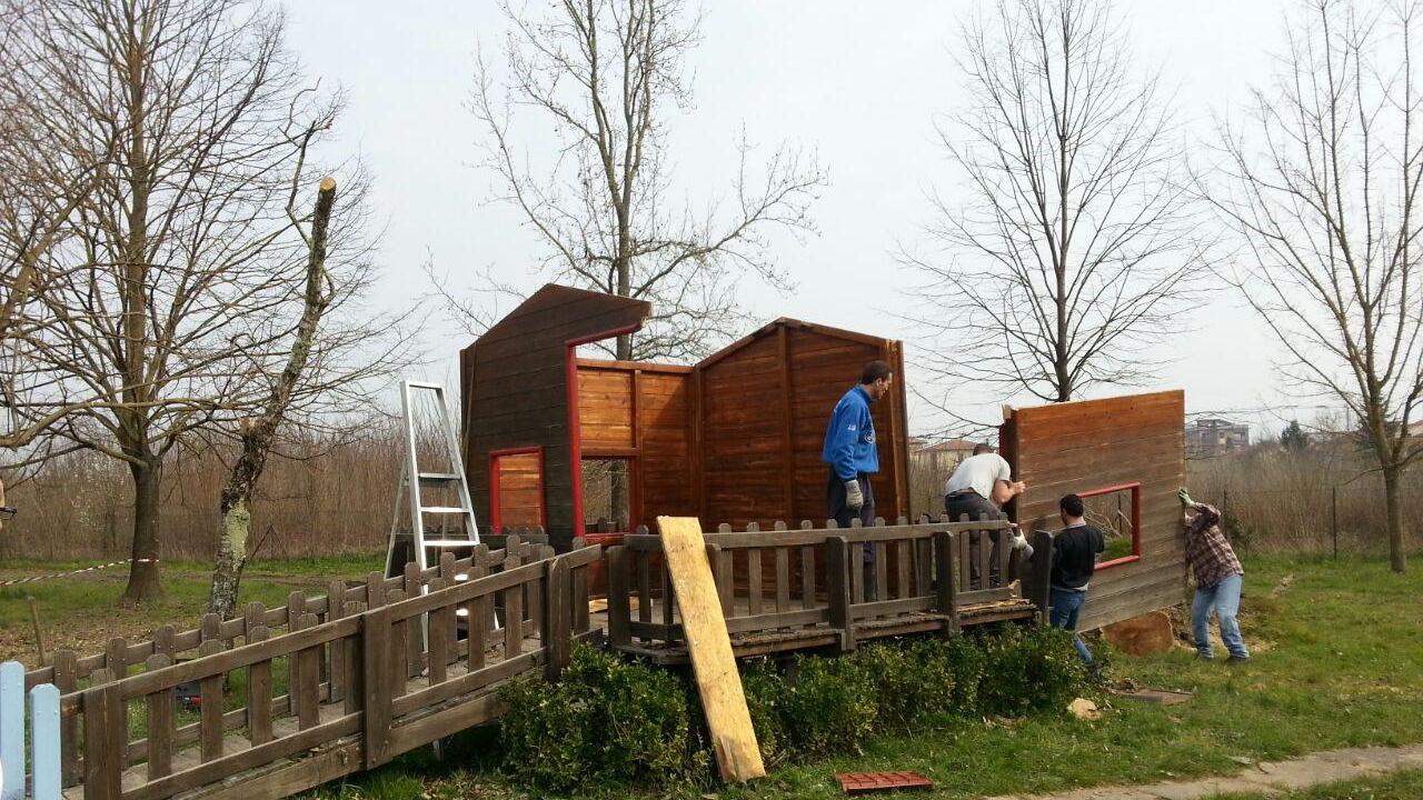 Bottegone, i genitori riparano la casetta di legno nel giardino della scuola materna
