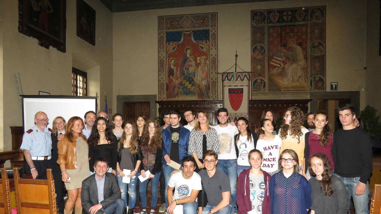 Gli studenti che si sono cimentati nella campagna contro l'alcol (foto Batavia)