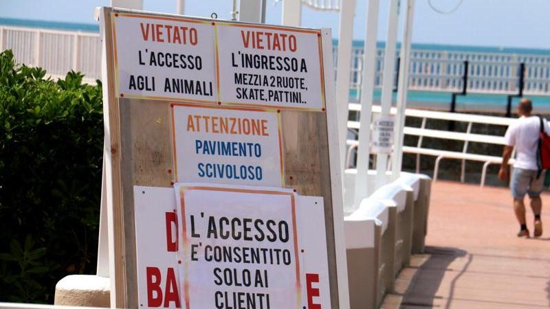 L'ingresso di uno degli stabilimenti balneari della città (Marzi Pentafoto)