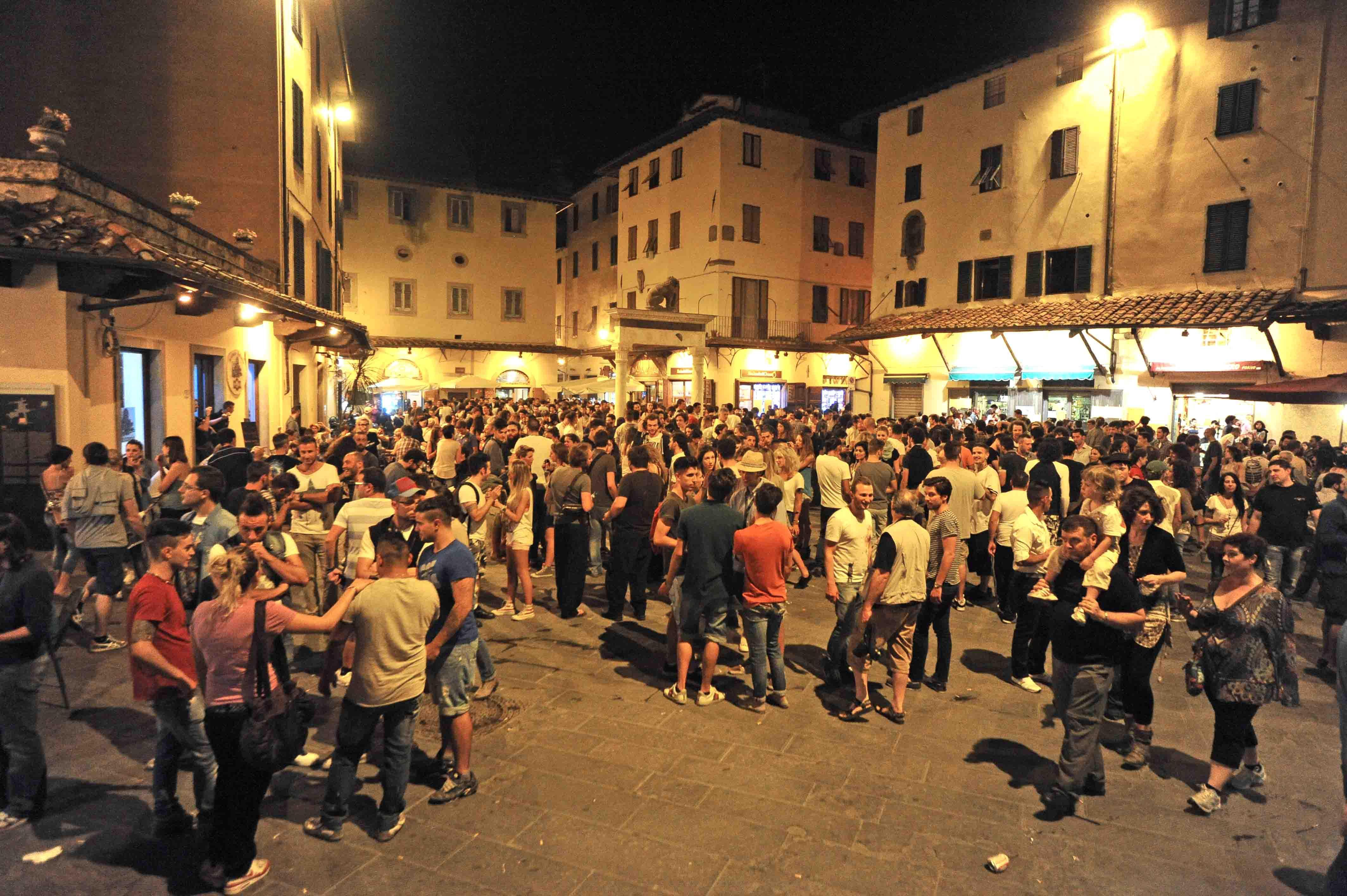 Movida, i residenti vogliono misurare di nuovo il rumore 