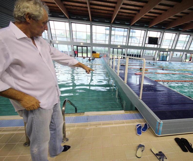 Piero Bottoni durante i lavori alle piscine 