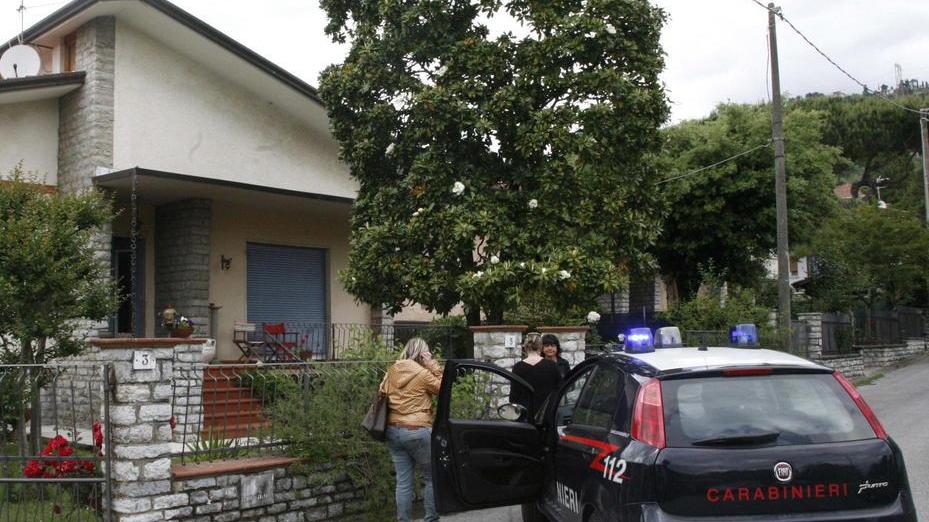 Mette in fuga i ladri a colpi di pistola