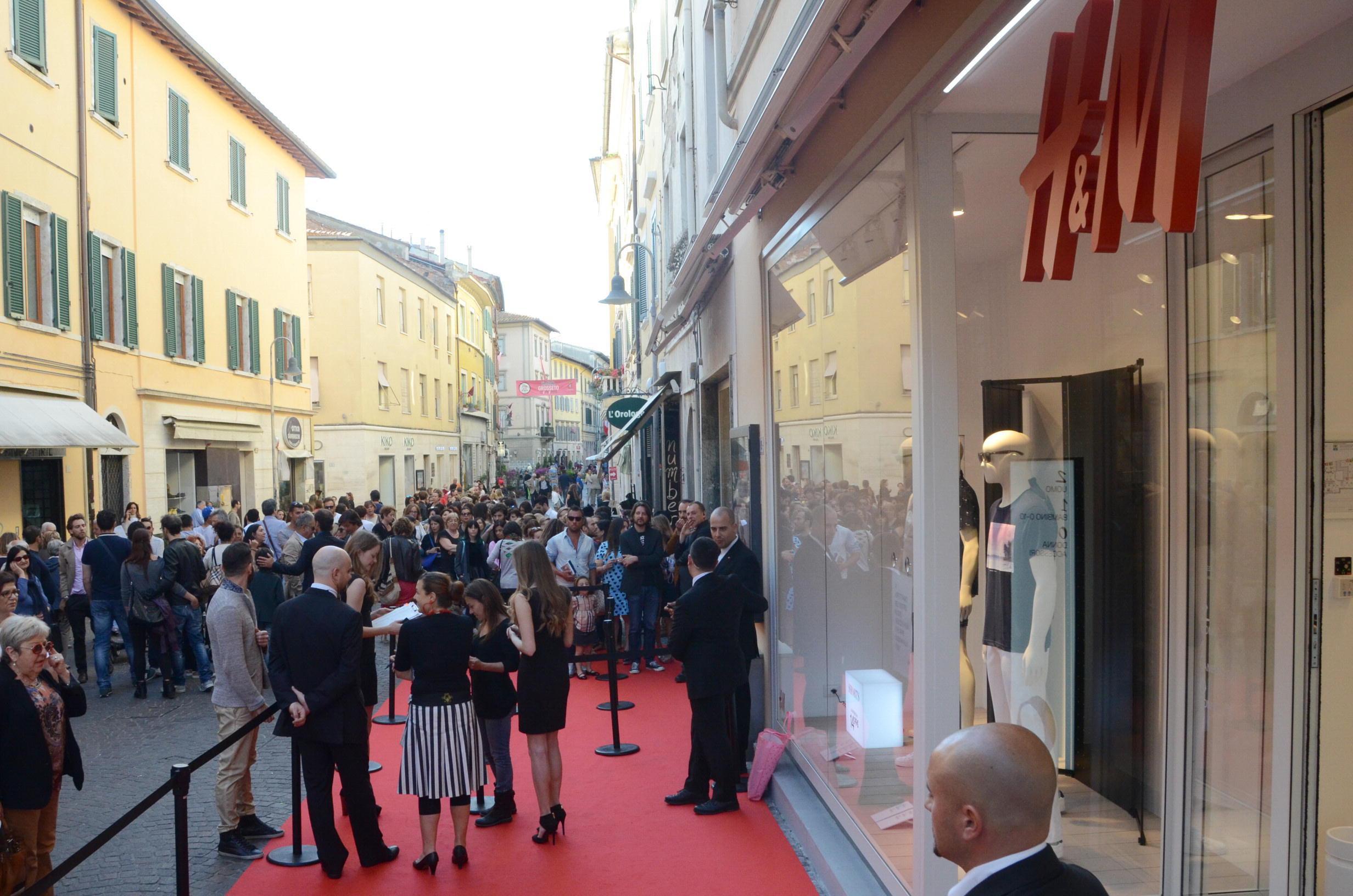 In fila per le prime visite al negozio H&M a Grosseto