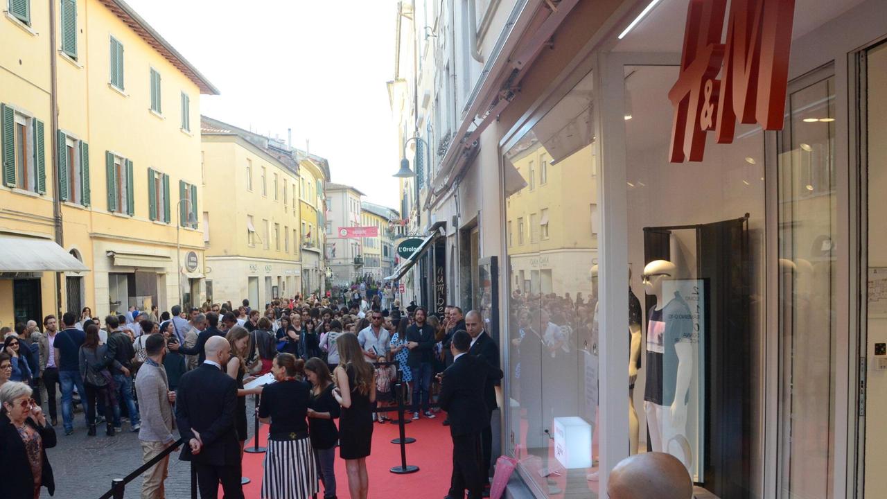 In fila per le prime visite al negozio H&M a Grosseto
