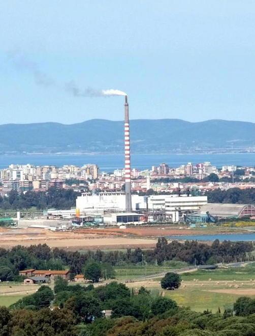 Gli impianti industriali al Casone nella piana di Scarlino