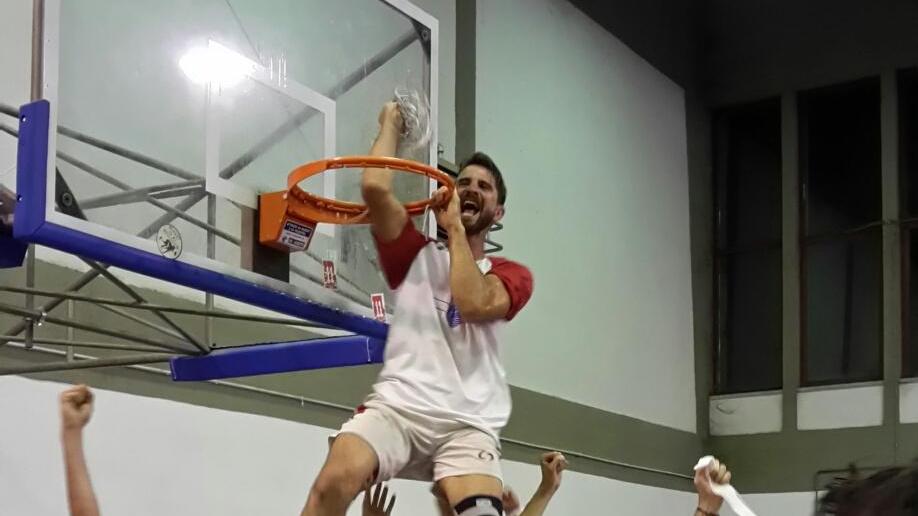 Il taglio della retina per celebrare la promozione