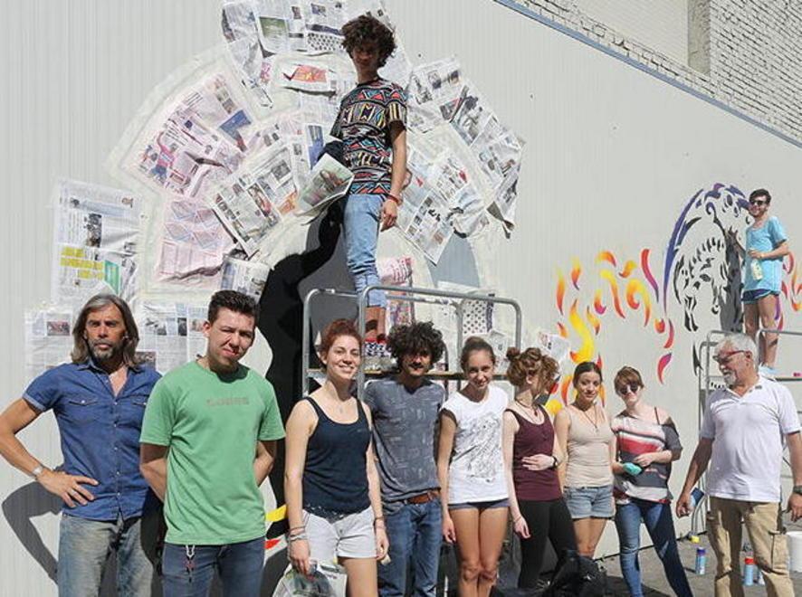 Spray, colori e creatività nel murales firmato da studenti