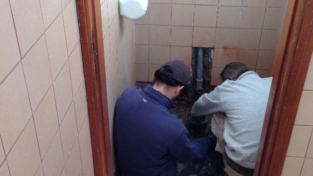 Pool di aziende regala i nuovi bagni alla primaria
