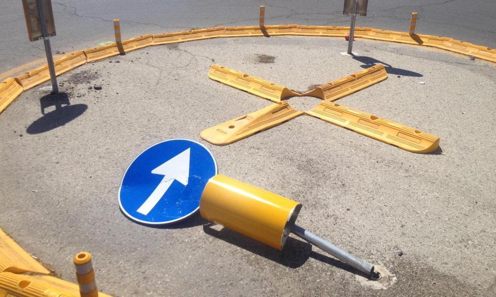 Giù uno dei cartelli della rotatoria