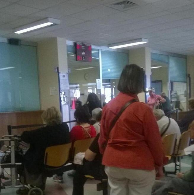 Ore in attesa per prenotare una radiografia e un prelievo 