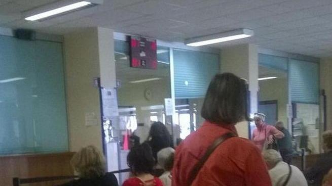 Ore in attesa per prenotare una radiografia e un prelievo