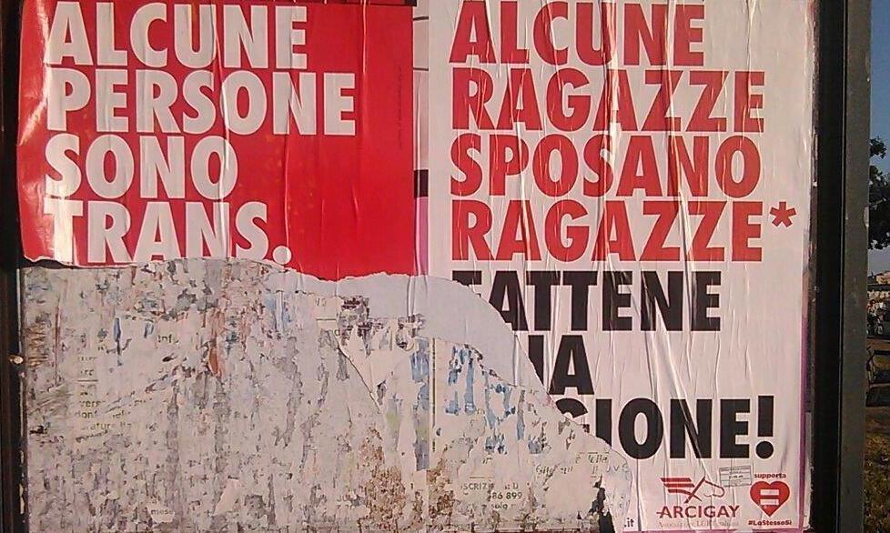 Strappano e danneggiano i manifesti affissi dall’Arcigay