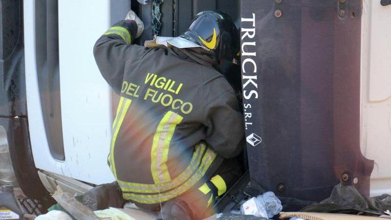 Il tir si ribalta, autista bloccato nella cabina