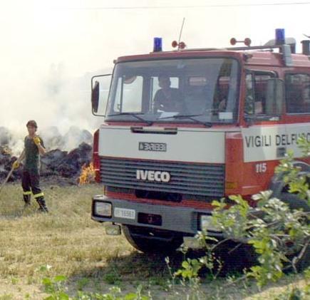 Pavullo, a fuoco un rotoballe mentre lavora