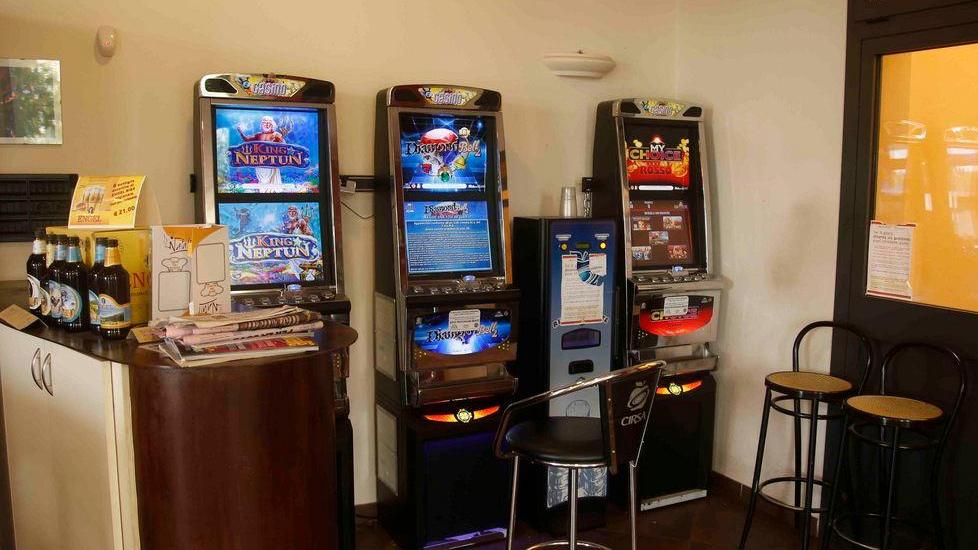 Il barista interviene e i ladri fuggono senza i videopoker