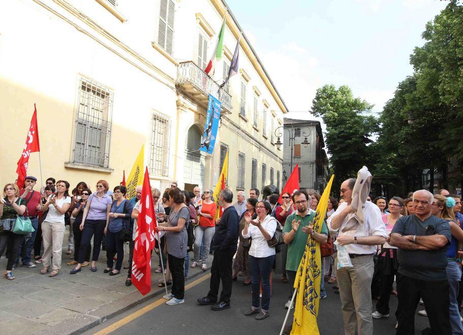 Il sit-in degli insegnanti in Prefettura 