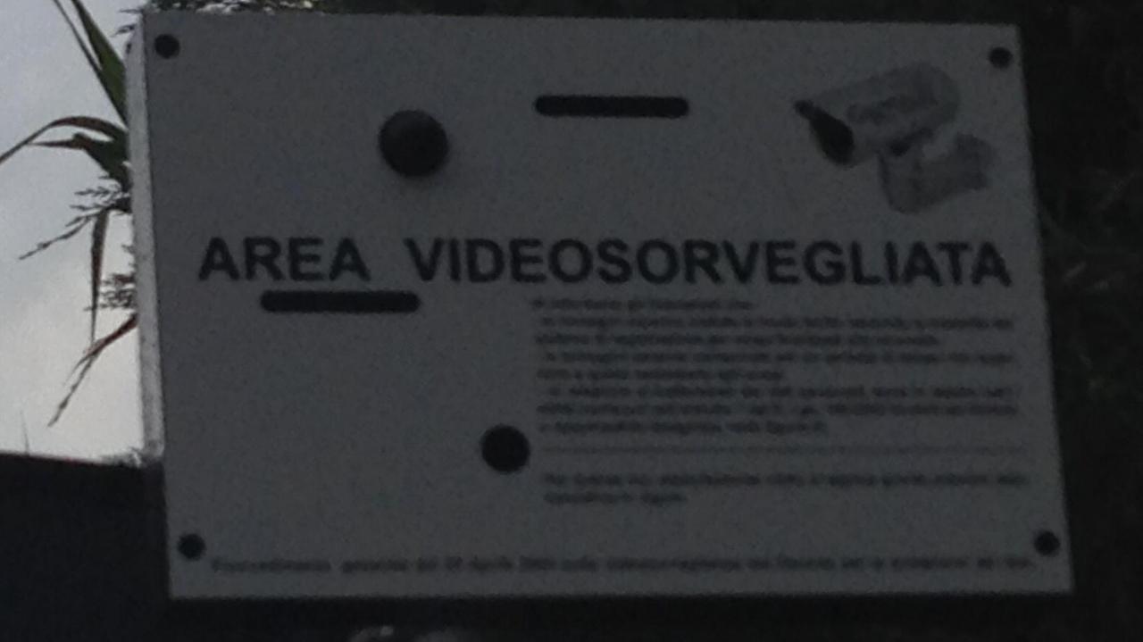 Uno dei primi cartelli installati che indicano la presenza delle telecamere in zona di Castiglioncello