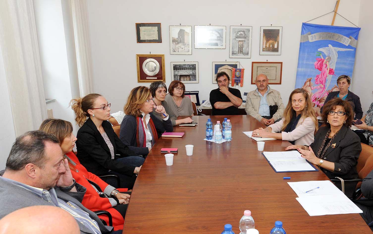 Vertice in Comune di Campiglia con i sindaci dei Comuni della Val di Cornia e il prefetto Giovanna Costantino (prima a destra) sulla gestione dei migranti (foto Paolo Barlettani) 