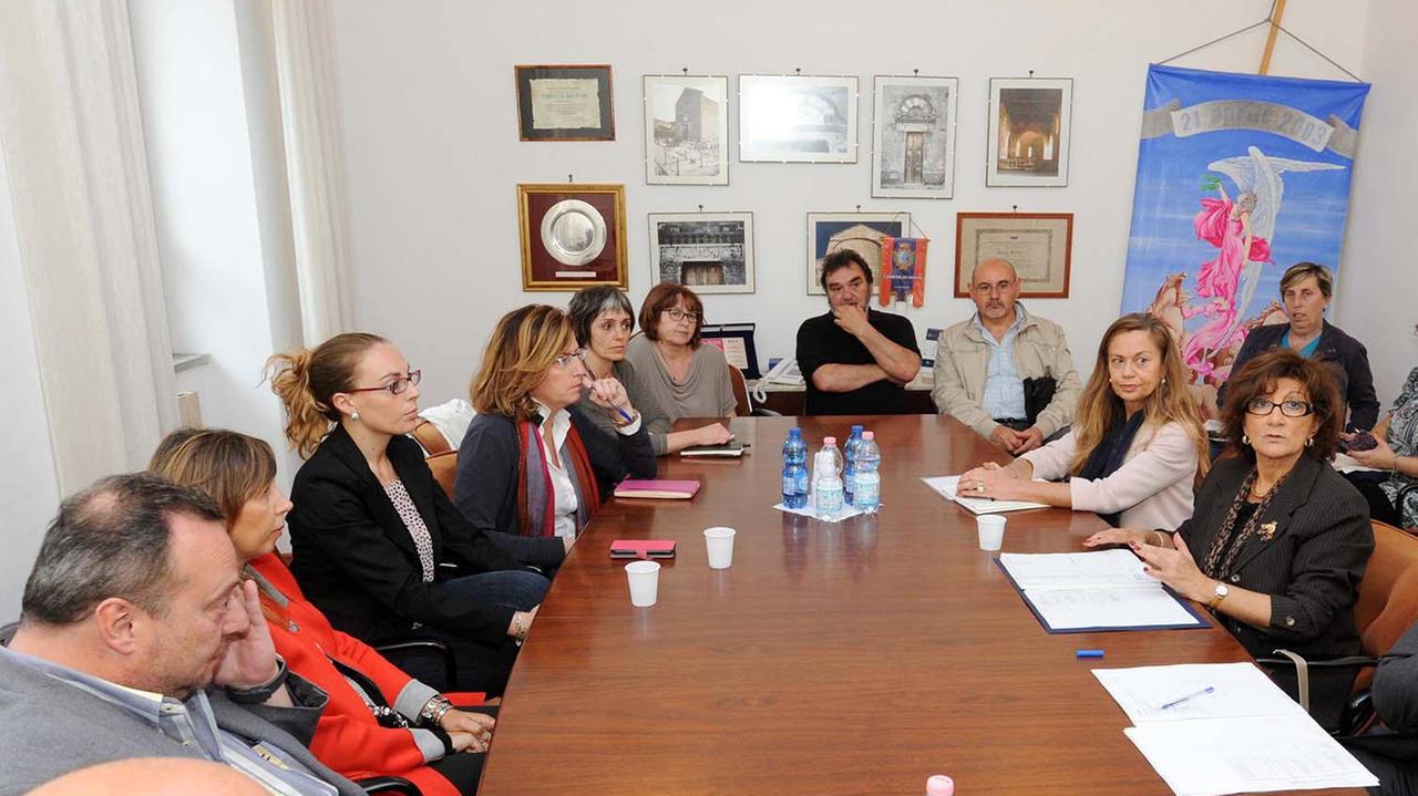 Vertice in Comune di Campiglia con i sindaci dei Comuni della Val di Cornia e il prefetto Giovanna Costantino (prima a destra) sulla gestione dei migranti (foto Paolo Barlettani)