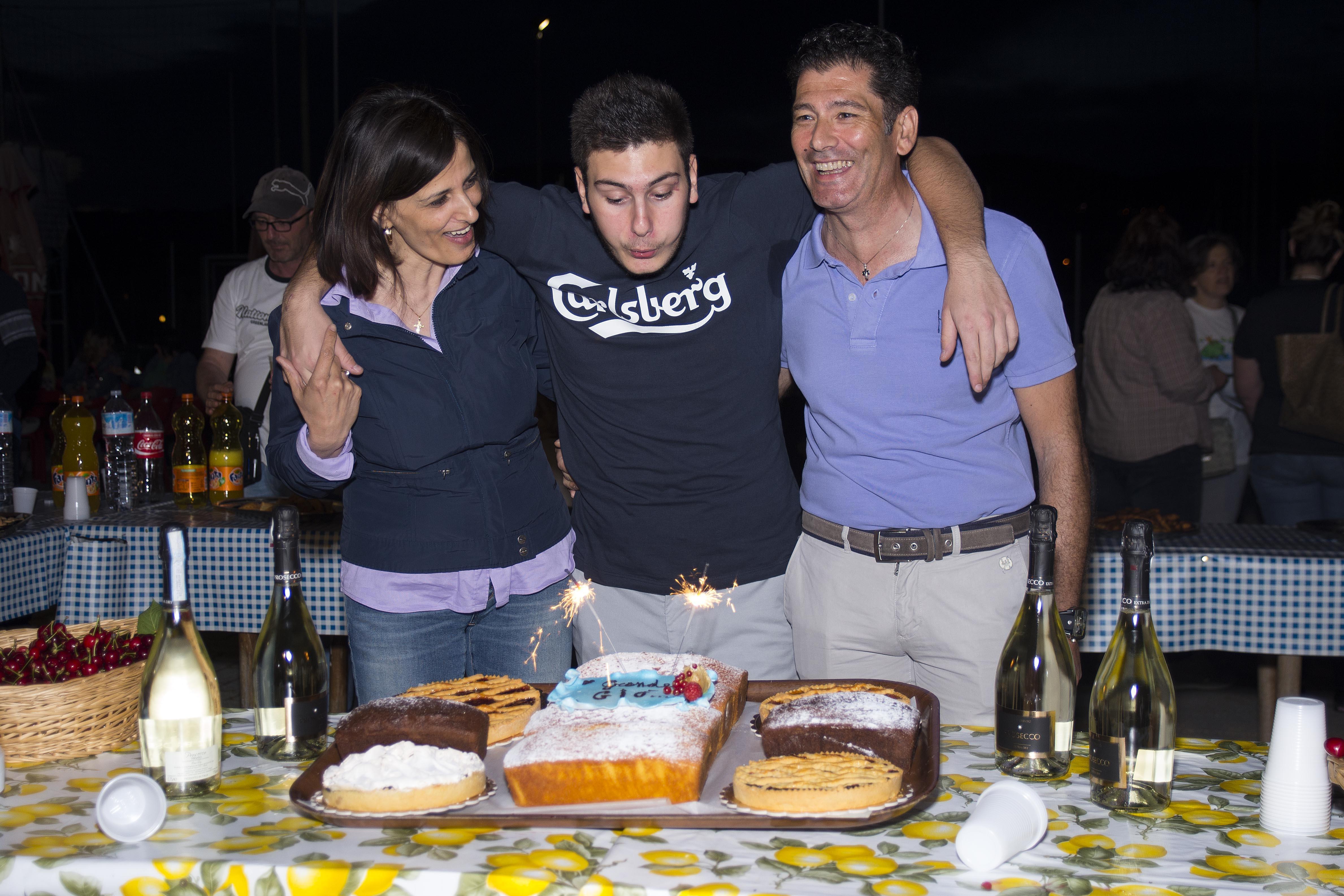 Giovanni (al centro) con i suoi genitori