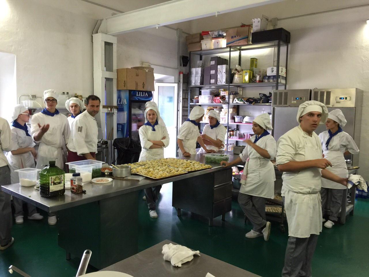 Gran lavoro anche  in cucina - per studenti e professori - perché tutto sia pronto nel momento più opportuno 