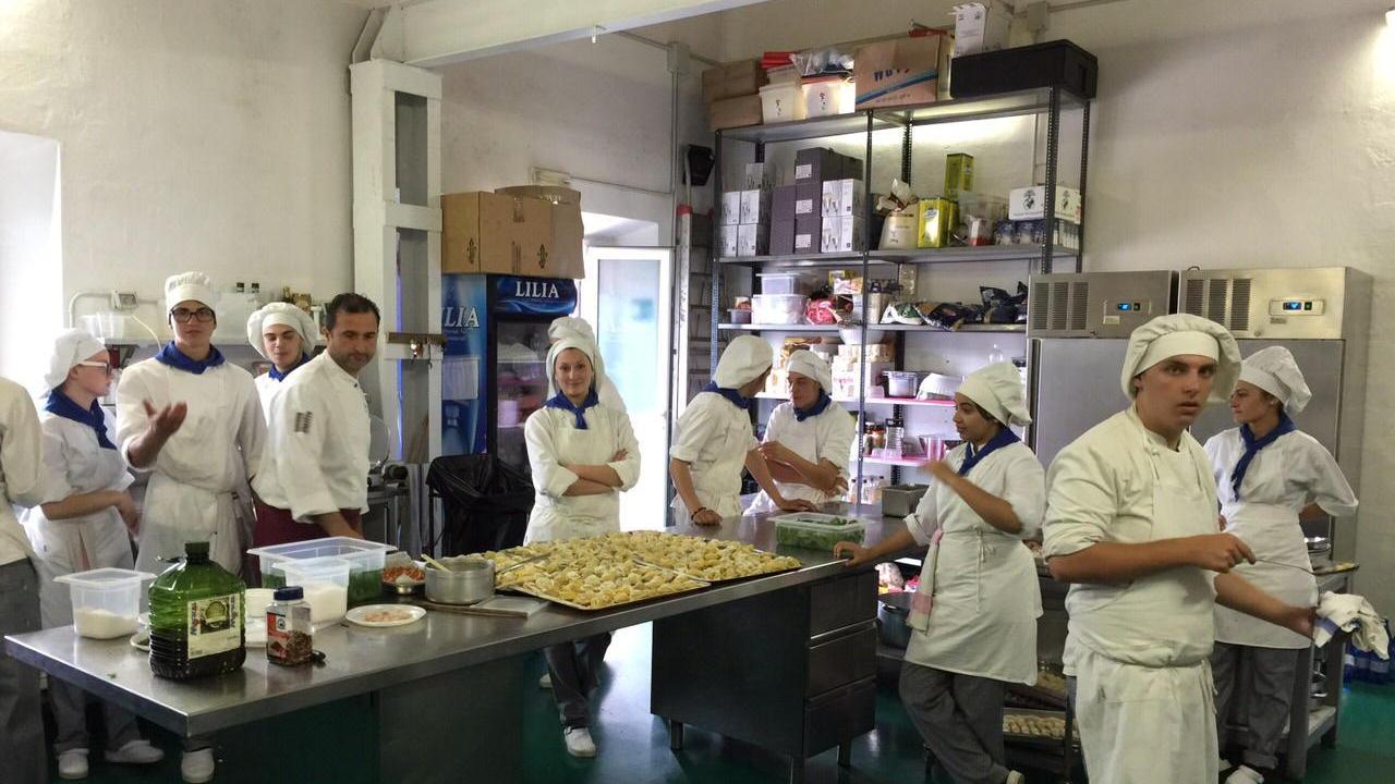 Gran lavoro anche in cucina - per studenti e professori - perché tutto sia pronto nel momento più opportuno