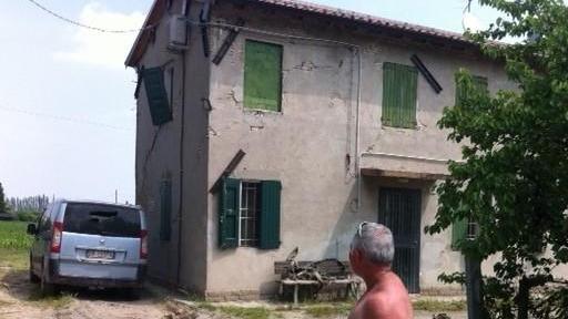 Vive di fronte alla montagna d'amianto, ma chiedono a lui di non fare polvere