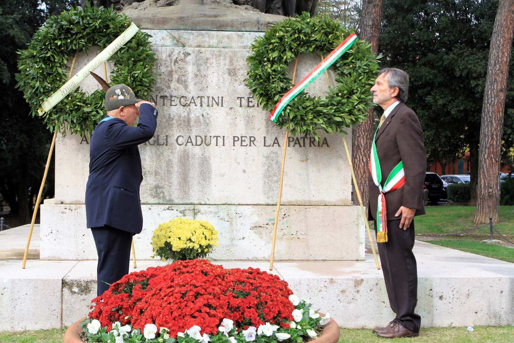 Il presidente dei Combattenti Ferruccio Iacopini e il sindaco Giuseppe Bellandi di fronte al monumento ai Caduti durante una celebrazione del 4 Novembre (Foto Nucci)