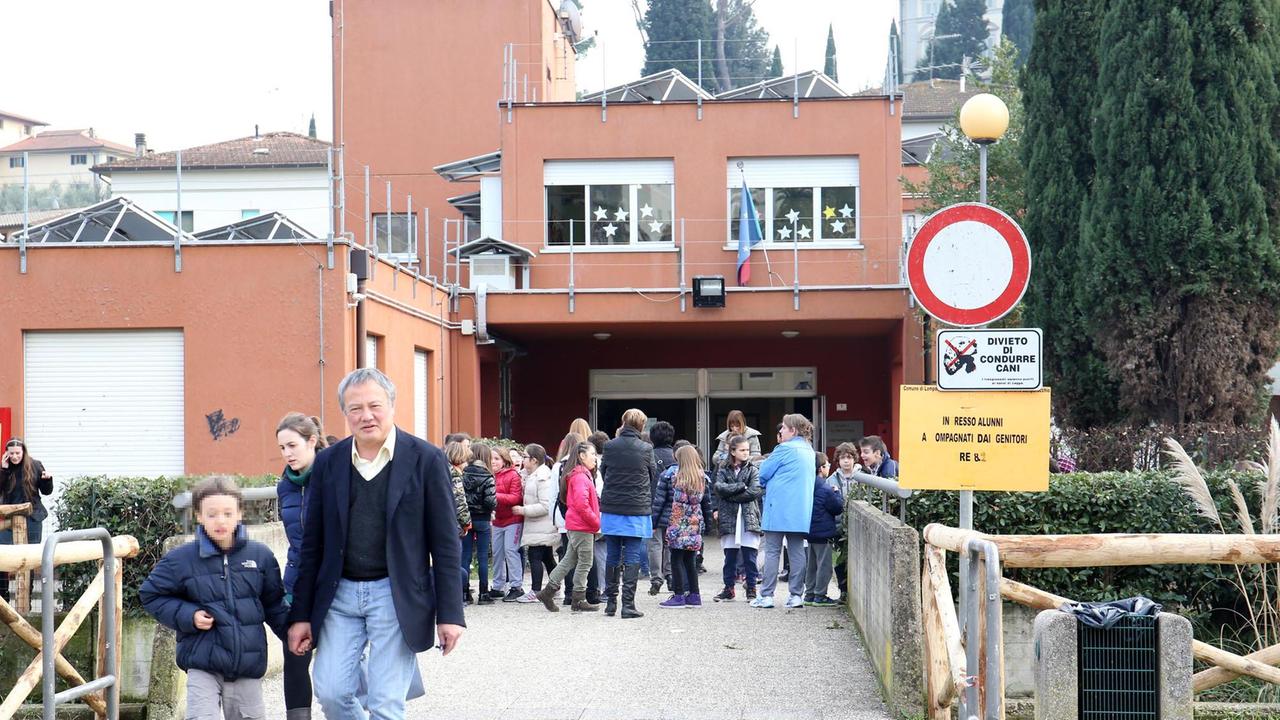 Bambini usciti dalla scuola di Lamporecchio dopo la scossa di terremoto del 19 dicembre 2014