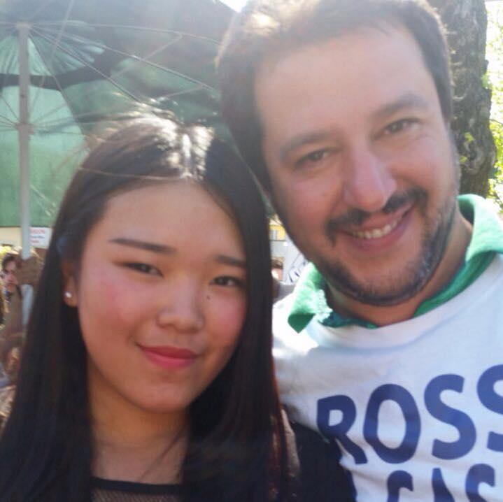 La foto con il leader della Lega Salvini che fa da "copertina" al profilo Facebook di Lishan Xu