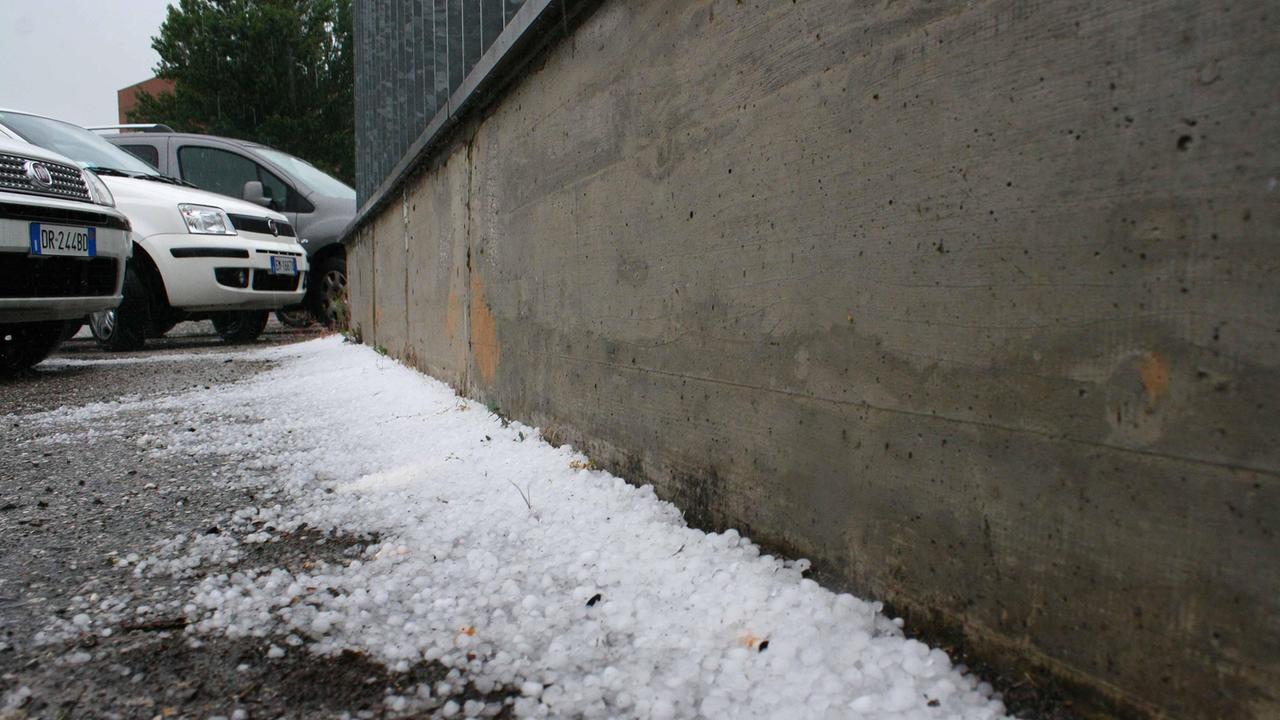 I chicchi di grandine in via Maverna