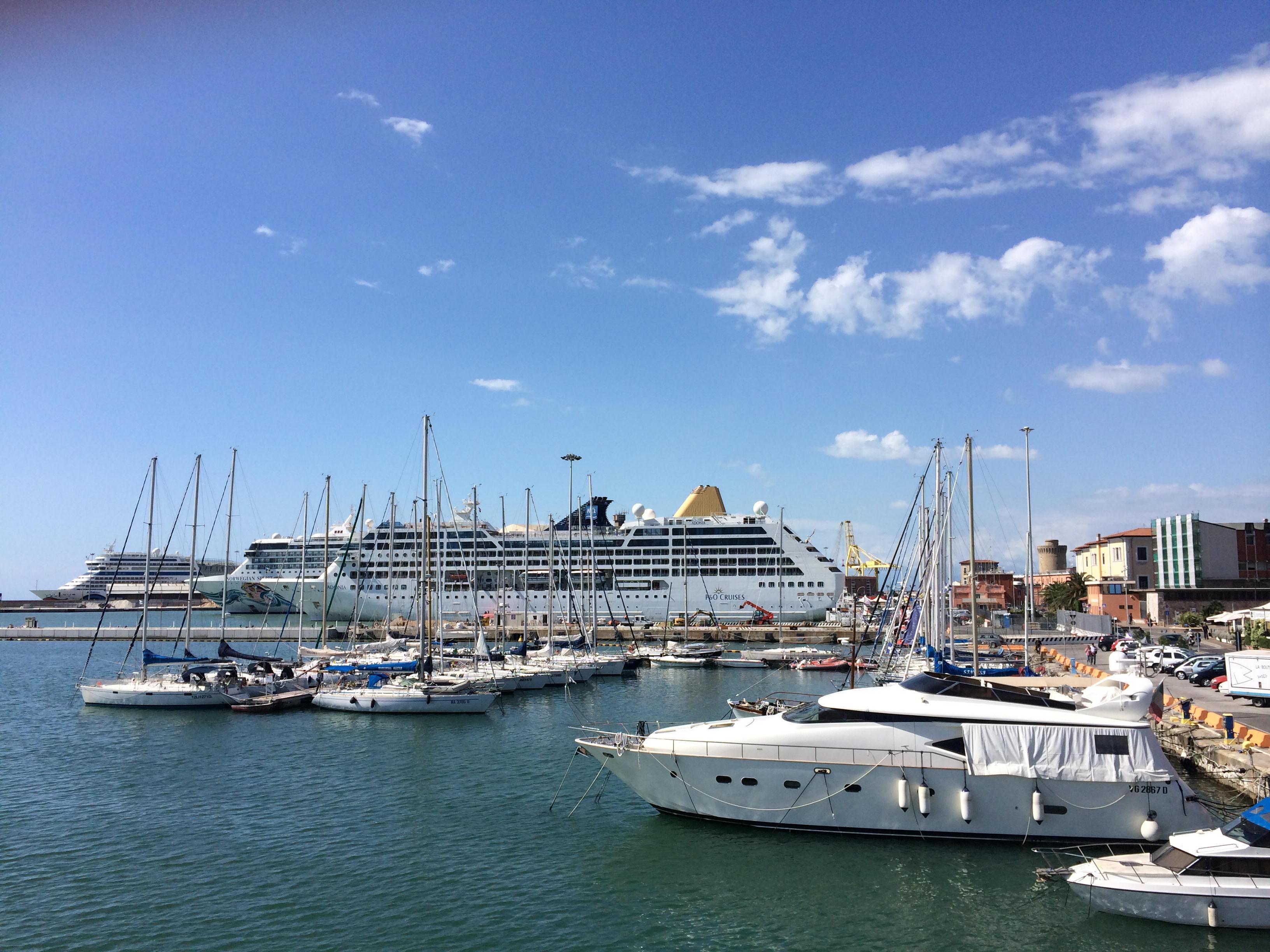 Tre delle grandi navi da crociera ormeggiate in porto